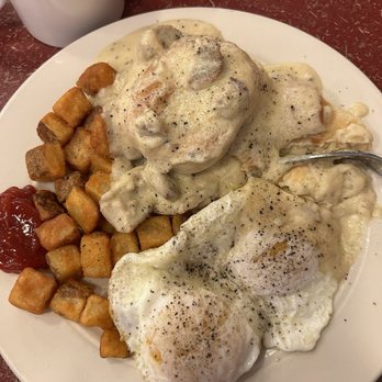 John Colter Ranch House - Biscuits & gravy, over easy eggs & hash browns - Barbeque Near Me - Moran, Wyoming
