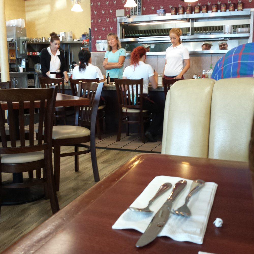 Eggs N Things - Employees talking and eating..... Soooooo unprofessional - Breakfast & Brunch Near Me - Simi Valley, California