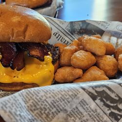 Woodland Burgers and Wings - Mac n cheese burger
