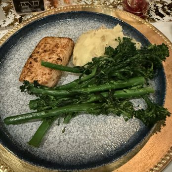 Brasserie Circa - Mahi with mashed potatoes and broccolini. - New American Near Me - Macon, Georgia