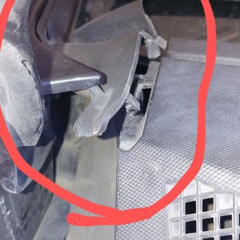 Safelite AutoGlass - Broken molding not replaced - Auto Glass Services Near Me - Lancaster, California