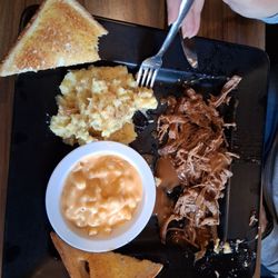Mama Henry's - Roast beef, mashed potatoes, mac n cheese