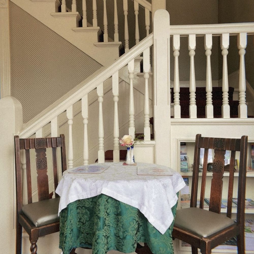 Cheshire Cat Inn - Cute breakfast table in main house - Bed & Breakfast Near Me - Santa Barbara, California