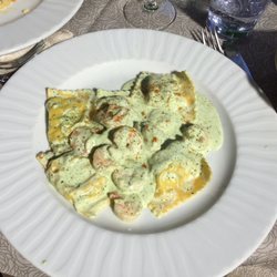 Colomba - Ravioli gefüllt mit Fisch vom See in Rucolasauce mit kleinen Gambas