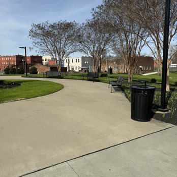 Henry L Jolly Park - Lots of benches! - Parks Near Me - Gaffney, South Carolina