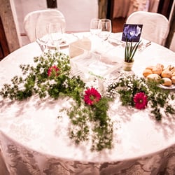 Fioraio Sergio - Allestimento floreale per il tavolo degli sposi