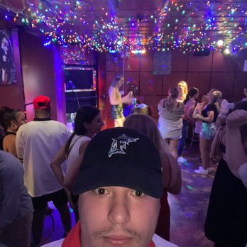 Mom's Place - Karaoke - Pubs Near Me - Chicago, Illinois