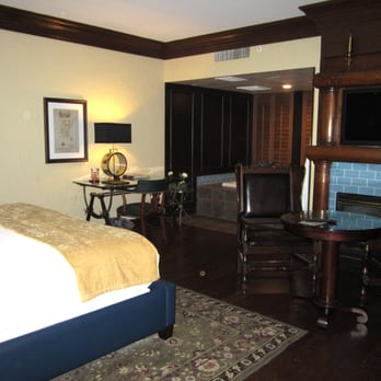 The Cheshire - The Treasure Island suite has a fireplace... perfect for the winter! - Hotels Near Me - St. Louis, Missouri