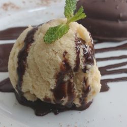 Rica Raiz Vegan Bar - Pão de melado com sorvete artesanal