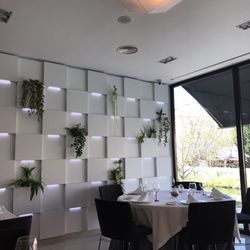 Hotel Cardenal - Zona del restaurante (detalle de la pared con jardín vertical)