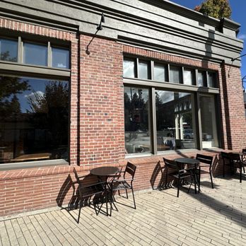 Sano Redmond - Outside corner seating - Juice Bars & Smoothies Near Me - Redmond, Washington