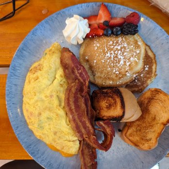 Simple Food - Chef's Combo with pancakes and a veggie omelette - Food Trucks Near Me Simple Food - Chef's Combo with pancakes and a veggie omelette - Food Trucks Near Me