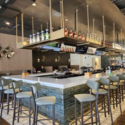 Modern Plate - Restaurant bar area