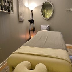 Waves To Palms - Massage Therapy treatment room