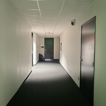 The Lymphatic Studio - Creepy hallway -- the building turns the lights off on the weekends lol - Massage Near Me - Long Beach, California