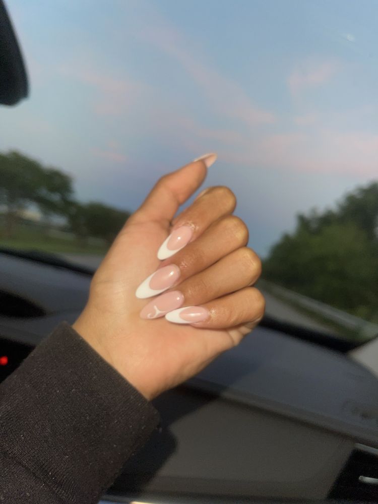 Friendly Nails & Spa Logo
