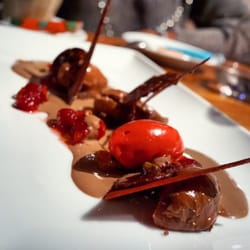 La table des gourmets - Chocolat Manjari et framboise: sorbet poivron rouge et framboise.