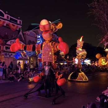 Main Street, U.S.A. - Paint the night parade - Amusement Parks Near Me - Anaheim, California Main Street, U.S.A. - Paint the night parade - Amusement Parks Near Me - Anaheim, California