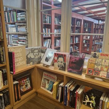 Bart's Books - Inside - Bookstores Near Me - Ojai, California