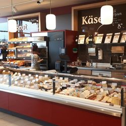 Denn's Biomarkt - Käse und Brottheke
