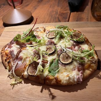 Map Room Tea Lounge - Prosciutto & Fig Pizza - Lounges Near Me - Boston, Massachusetts
