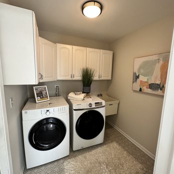E R painting - Laundry room walls and ceiling paint - Painters Near Me - Aurora, Illinois E R painting - Laundry room walls and ceiling paint - Painters Near Me - Aurora, Illinois