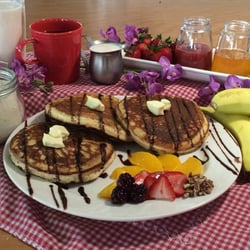 Incontro Pastelería y Cafetería - Hot cakes con fruta.