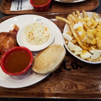 Benny&Co. - two plates of food on a tray - Barbeque Near Me - Brossard, Quebec