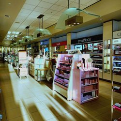 Shoppers Drug Mart - Cosmetics department