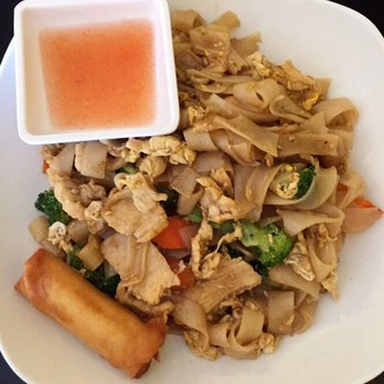 Bow Thai Cuisine - Chicken pad see ew (lunch) with spring roll - Thai Near Me - Hartsville, South Carolina