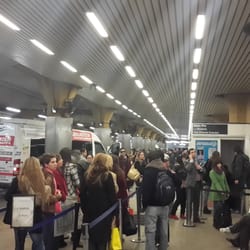 Terminal Obelisco - Foto en hora pico. 6:00 pm. Imaginen que antes toda esta gente estaba distribuida por las veredas.