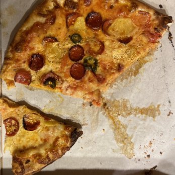 The Fold Craft Pizza + Kitchen - Pepperoni, Goat cheese, Pineapple and jalapeños - Pizza Near Me - Sunriver, Oregon