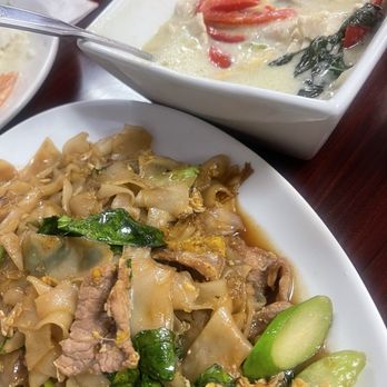 Malee Thai by Sriracha - Pad See Ew and Green Curry - Thai Near Me - Carson, California Malee Thai by Sriracha - Pad See Ew and Green Curry - Thai Near Me - Carson, California