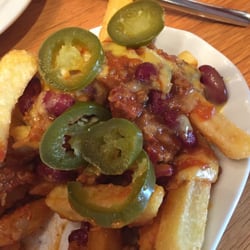 Maier-Peveling's - Chili-Cheese Pommes mit Chili con Carne und Chester-Sauce
