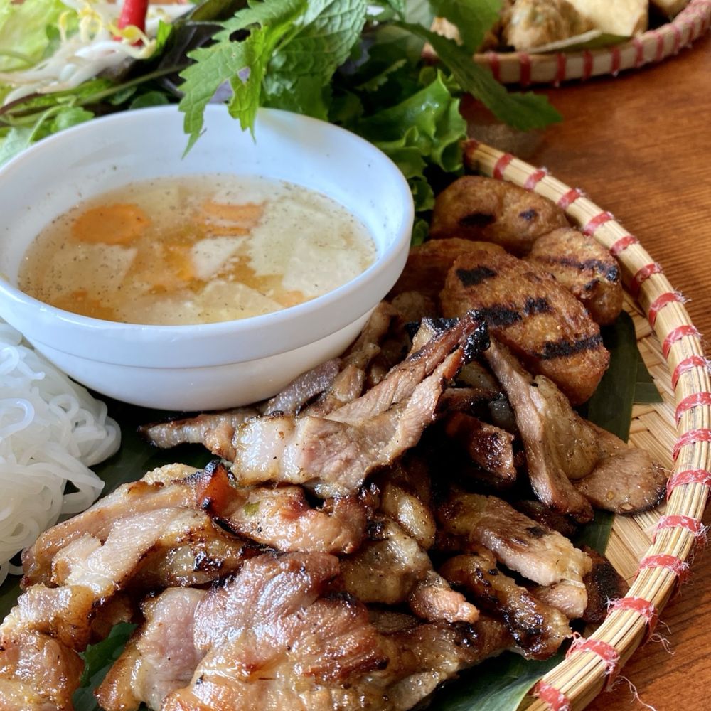 T'Ami Restaurant - Bún chả Hà Nội - rice vermicelli with grilled pork balls and pork chops - Vietnamese Near Me - Montreal, Quebec T'Ami Restaurant - Bún chả Hà Nội - rice vermicelli with grilled pork balls and pork chops - Vietnamese Near Me - Montreal, Quebec