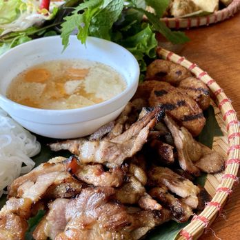 T'Ami Restaurant - Bún chả Hà Nội - rice vermicelli with grilled pork balls and pork chops - Vietnamese Near Me - Montreal, Quebec