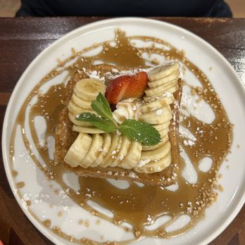 The Benedict - French Toast with bananas, strawberries, and blueberries.  Awesome! - Breakfast & Brunch Near Me - Barcelona, B