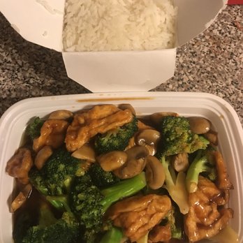 Crispy Bamboo Village - $7.50 very well spent (crispy tofu, broccoli & mushroom) - Asian Fusion Near Me - New York, New York