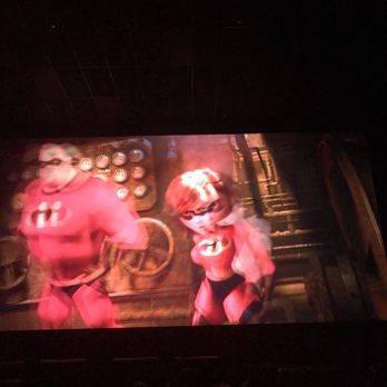 Regal Oakmont - Cinema Near Me - Bradenton, Florida