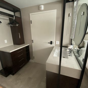 Hotel Atwater - The bathroom area when you walk in - Hotels Near Me - Avalon, California