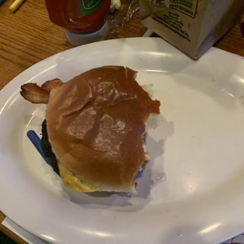 Winking Lizard Tavern - Bacon cheeseburger - American Near Me - Canton, Ohio