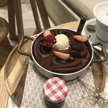 Brunch & Cake - Cinnamon bun with fruit and vanilla ice cream. Freshly made berry jam. Not overly sweet. Just right to compliment the savory. - Breakfast & Brunch Near Me - Barcelona, B