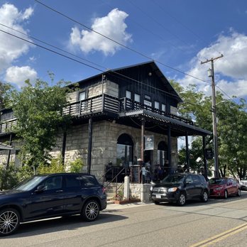 Cante Ao Vinho - cars parked in front of a building - Wineries Near Me - Rocklin, California