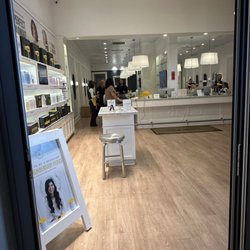 Drybar - Waikiki at International Marketplace - Bar, inside of shop