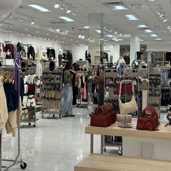 Windsor - Clean store - Accessories Near Me - Wheaton, Maryland