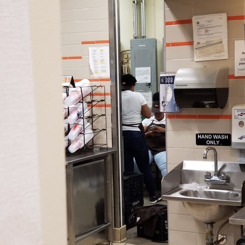 Dunkin' - Employees "Working" while 8 people are in line and drive thru is full - Donuts Near Me - Canton, Massachusetts Dunkin' - Employees "Working" while 8 people are in line and drive thru is full - Donuts Near Me - Canton, Massachusetts