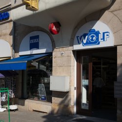 Foto Wolf - Eingang mit Schaufenster