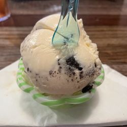 Angelo's Pizza and Pasta - Fantastic Oreo Gelato for dessert !!!