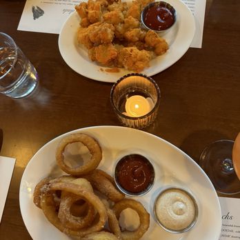 Dexter's - Onion ring and cheese curds - Sports Bars Near Me - Minneapolis, Minnesota