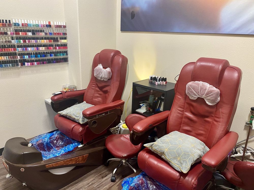 Heather's Nail Studio Logo